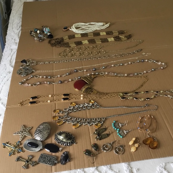 Large Lot of Women’s Fashion Jewelry (Pre-owned) - Picture 2 of 12